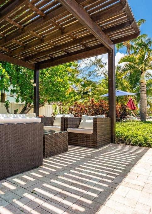 Beach Living At Island Pine Villas George Town Exterior photo